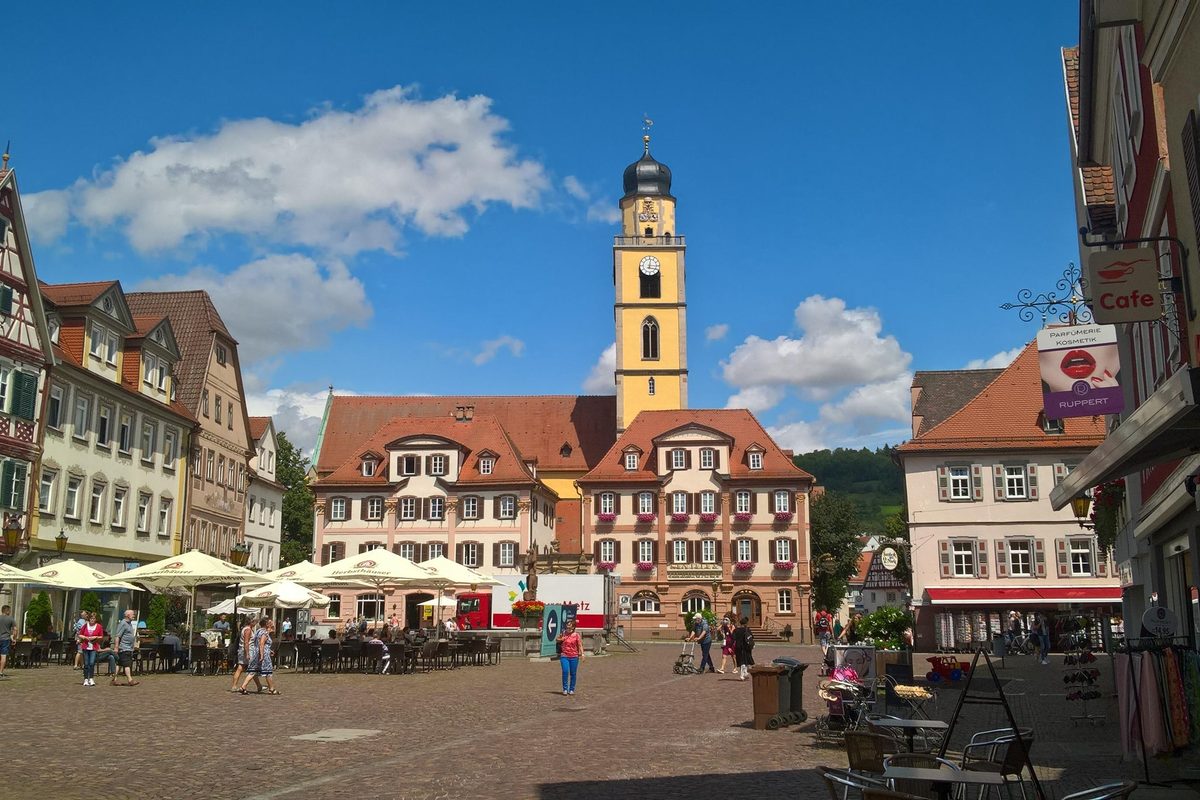 Marktplatz in Bad Mergentheim mit den Zwillingshäusern und dem Turm der Münsterkirche